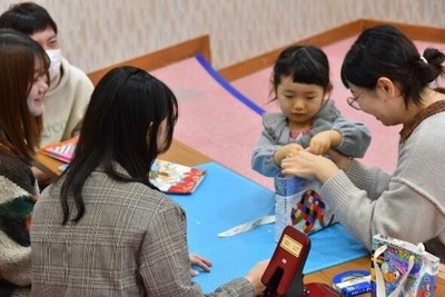 持ち手の紐を通してバッグが完成