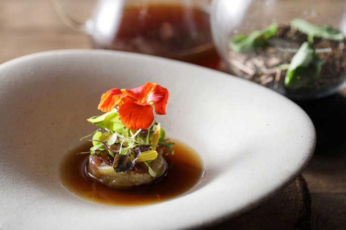 焼き茄子とブレザオラ　フレッシュハーブと共に　&ldquo;雁が音ほうじ茶&rdquo;香るコンソメを注いで