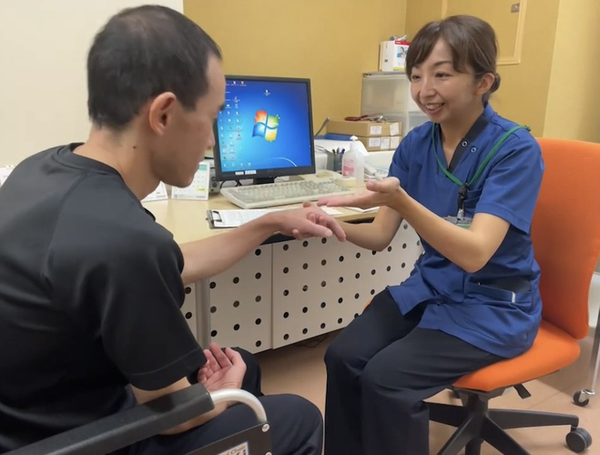 院内にて失語症患者にMIT施術する様子