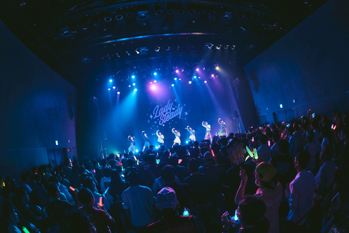 大トリをつとめ熱狂の中パフォーマンスをするfav me