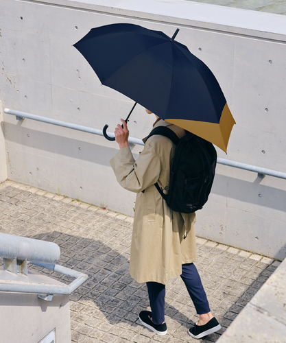 バックプロテクトアンブレラ ネイビー&times;キャメル（税込&yen;3,190）