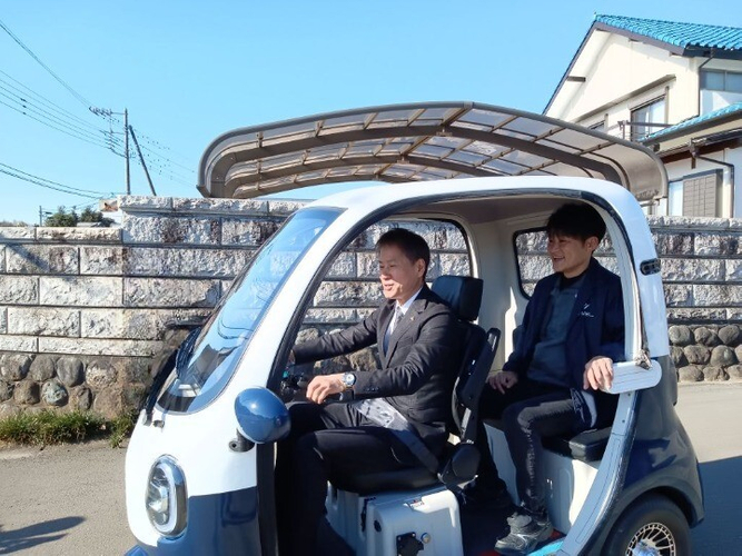 実際に株式会社バブルを訪れ試乗をする萩原鉄也氏　後部座席に乗る株式会社バブル社長　鈴木俊介氏