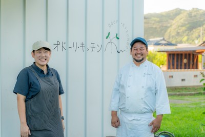 オドーリ・キッチン(シェフ:右、パティシエ:左)