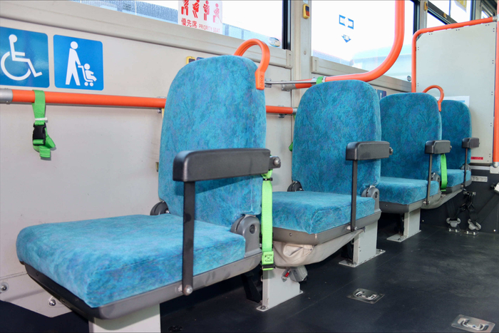 車内の座席モケットは、新2000系と同様のモケットを採用