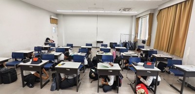 令和8年（2026年9月）に実施した教室内シェイクアウト訓練の様子