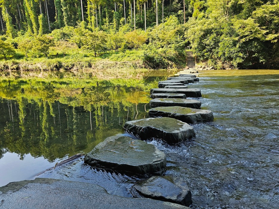 嵐山渓谷 大きな石で川を渡る