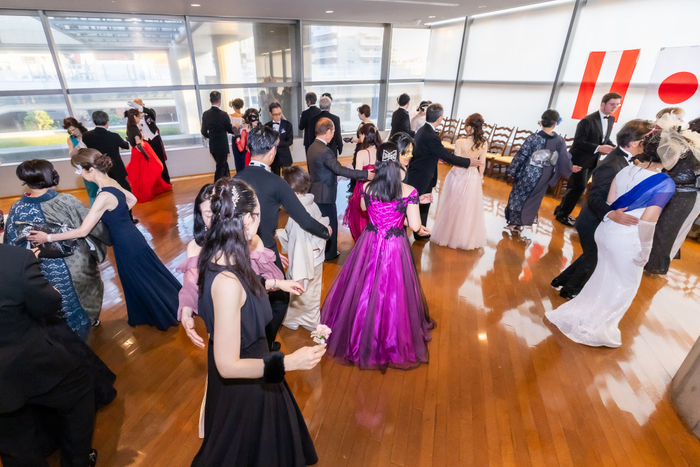 ダンスフロアーいっぱいに踊る参加者