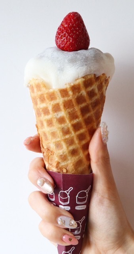 焼きたてコーンの苺大福ソフト