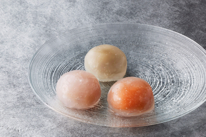 白桃水まんじゅう(左)栗きんとん水まんじゅう(真ん中)梅酒香る柿水まんじゅう(右)