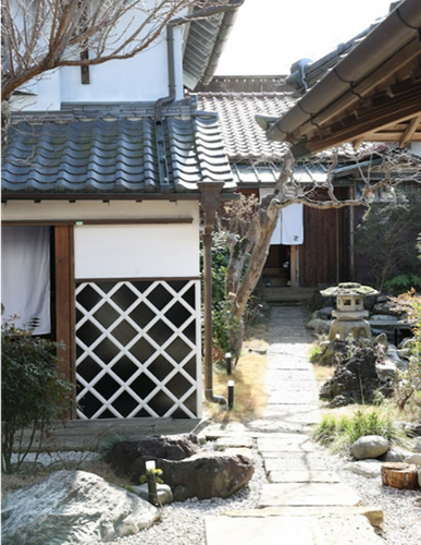 左が「蔵の間」、奥が「田園の間」」