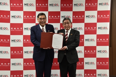 協定書手にする小原学長(左)と長谷川組合長