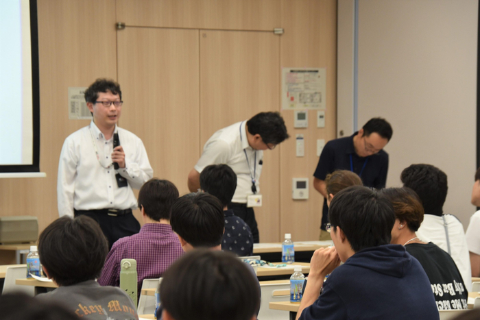 森准教授（左）