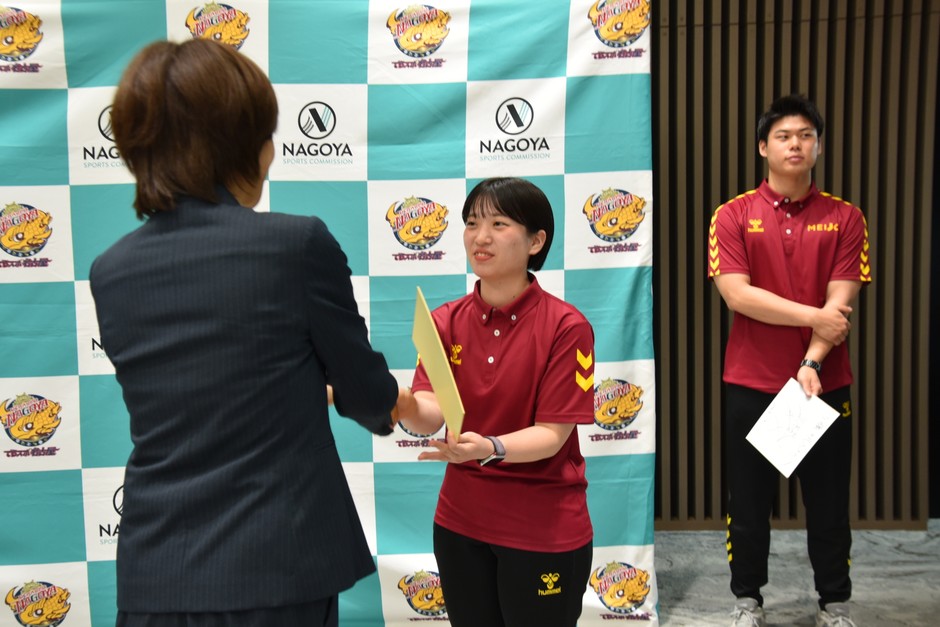 終了後には高橋さんが全員にサイン入り色紙をプレゼント