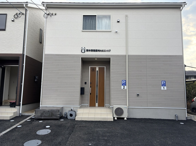 外観（無料の平置駐車場3台分）