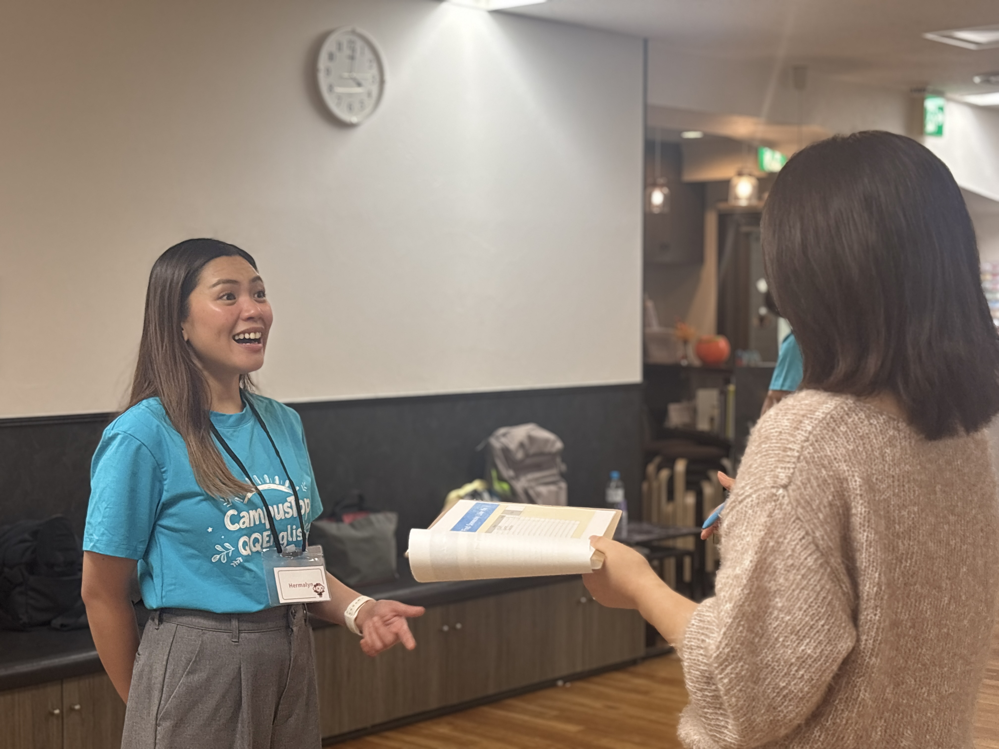 フィリピン人教師と共通点を探す話をしている参加者の様子②