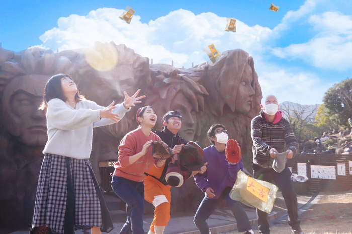 ▲お正月恒例の&ldquo;餅まき&rdquo;。追加のプレゼントも当たるかも⁉