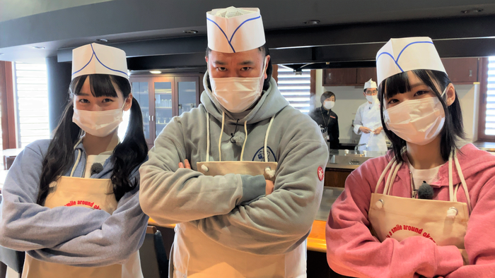 左から:STU48信濃宙花、とにかく明るい安村、STU48沖侑果