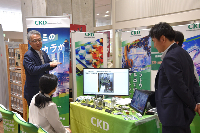 学生にアドバイスを送る奥岡社長（左）
