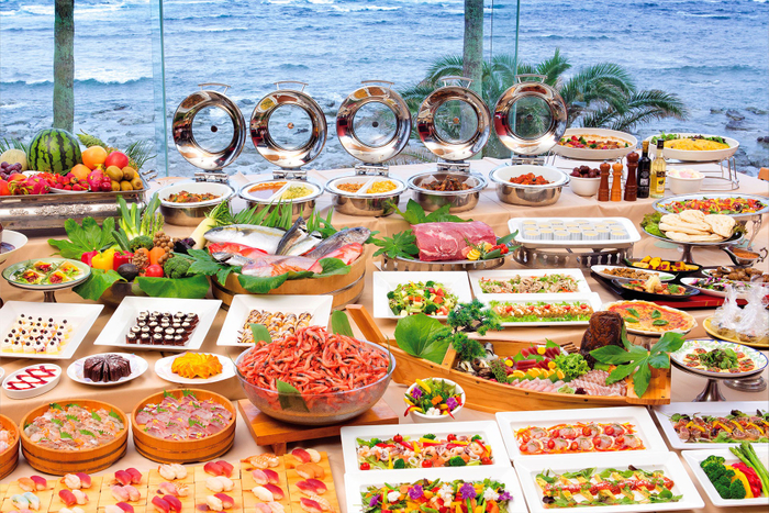 海鮮など約50種類が並ぶディナーバイキング