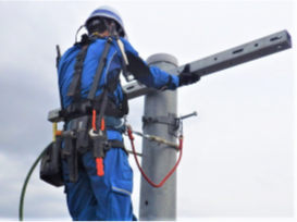 支持腕金装柱作業