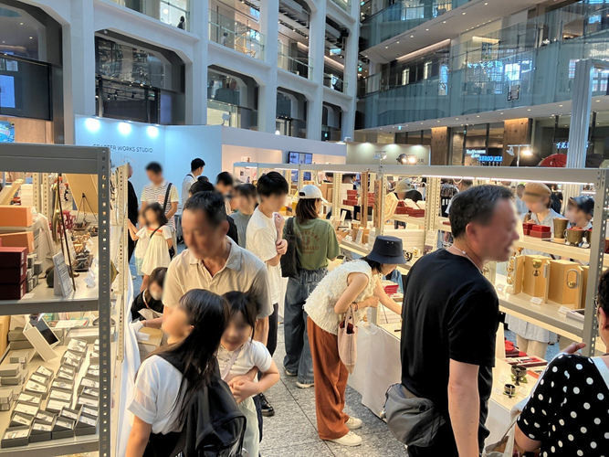 昨年の様子(職人技が詰まった商品販売)