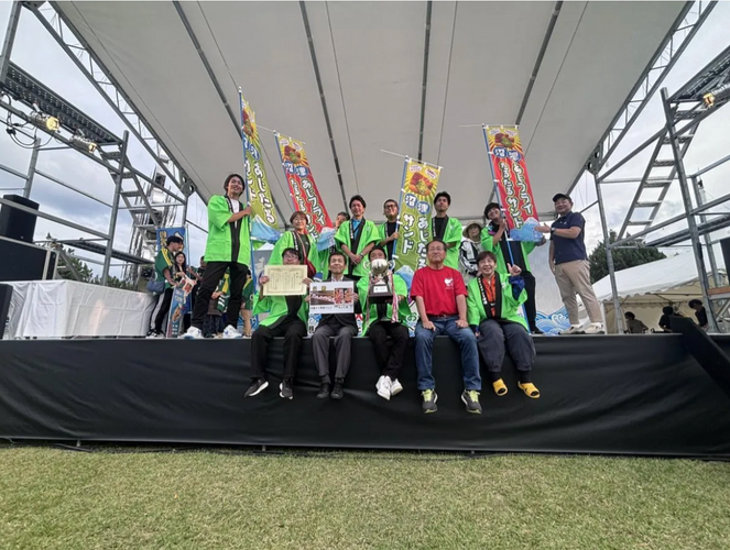 「第16回 みなとオアシスSea級グルメ全国大会inあおもり」でグランプリを受賞した「チームあじたる2025」メンバー