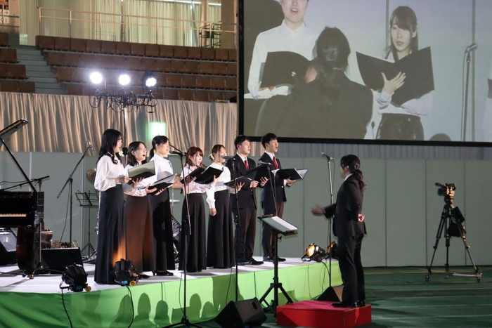 クリスタルコール部が美しいハーモニーで式を盛り上げます