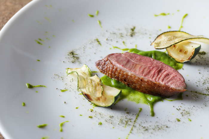 鴨のロースト　ズッキーニのデグリネゾン　&ldquo;華逢&rdquo;とローズマリーのコンディメント　