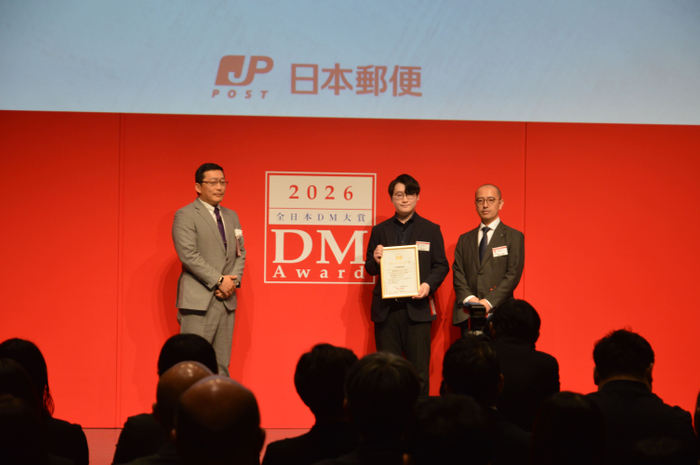 左より日本郵便 平木利親様、ジャルカード 小野達三様、研文社 渡辺大樹