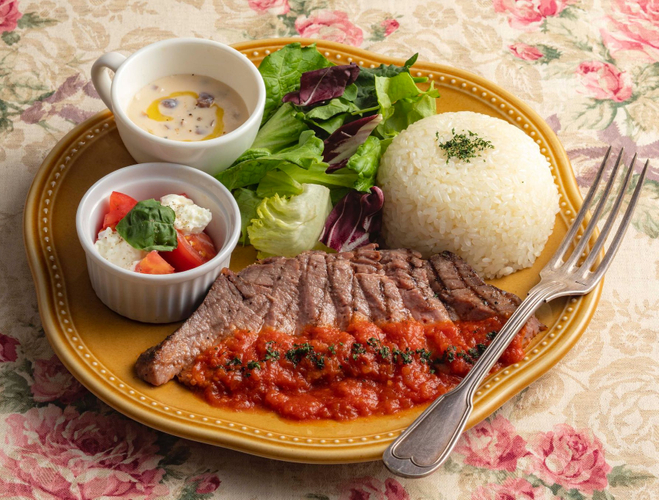 牛ステーキのグリルと石播きとまと・水牛モッツァレラのカプレーゼ　&yen;1,630