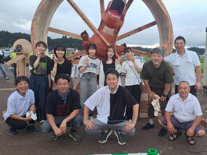 ▲地域の夏まつりに参加するミラデメンバー。　　　　　　　地域に根ざした活動の広がりを示す。