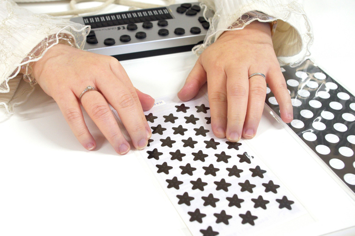 １つ１つのシールにエンボス加工（凹凸）が施されている