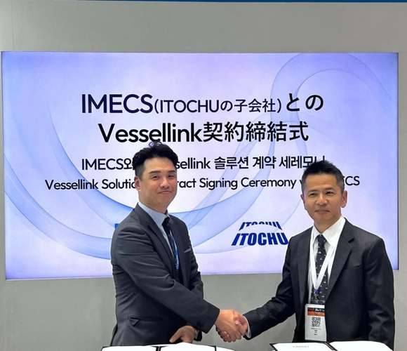 （左から）LAB021のMichael Kang CCO とIMECSの船舶部部長、原田久氏
