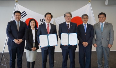 協定式での記念撮影の様子　左から国民大学国際教育院 金泰旻(キム テミン)、国際教育院長 李東恩(イ ドンウン)、総長 鄭勝列(チョン スンヨル)、近畿大学学長 細井美彦、副学長・国際交流委員長 岩前篤、国際学部長 藤田直也