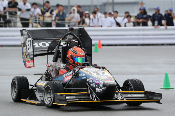 昨年の車両KRT25は、「学生フォーミュラ日本大会2025」でICVクラス12位、種目別表彰のオートクロス賞で2位を記録した。