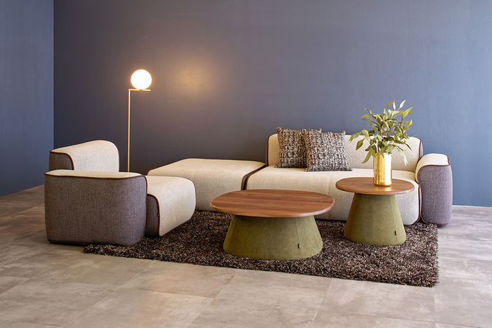  Sofa  GEMINI [Corner Set] : ￥774,290　 Table  REMORA [Low Table L/M Fabric/Walnut]  :  &yen;177,760/&yen;107,140 　Rug  ECRU [240&times;170cm] :￥192,984 　Floor Lamp  SST-EU0027 : ￥143,000