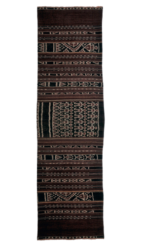 Photo.03 腰衣(婚資) レンバタ島アタデイ郡 2,250&times;664mm　木綿／絣／藍・茜　1970年頃 ＊人物の文様が入っている。