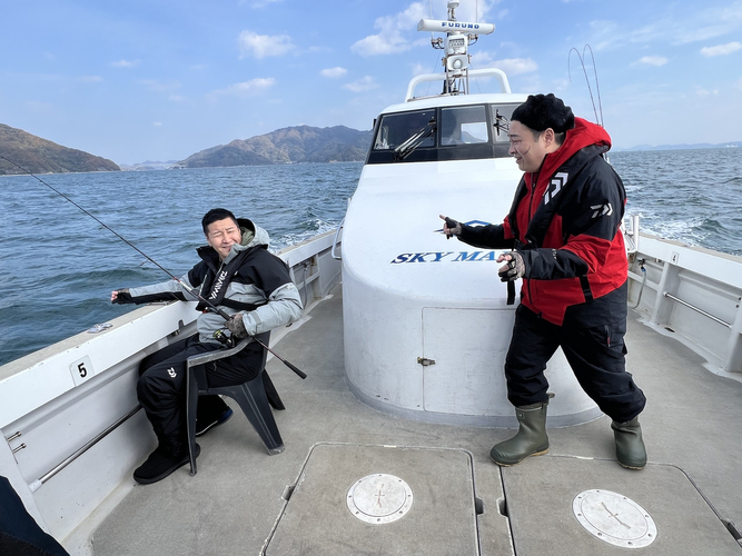 魚釣りに挑戦する2人（左から長田庄平、イチキップリン）