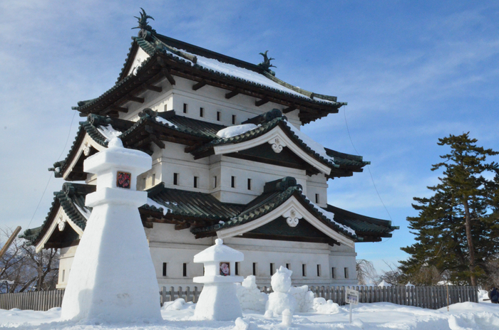 弘前城天守と雪燈籠