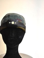 ツバの上からヘッヘッドライト装着を想定したツバ設計