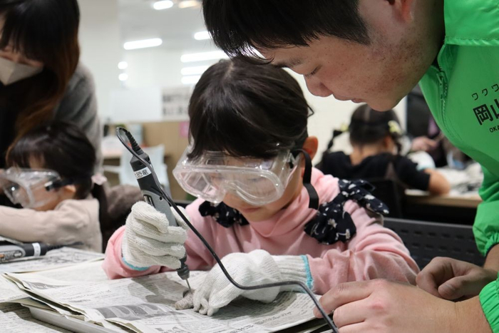 学生の指導を受けながら慎重に削り出します