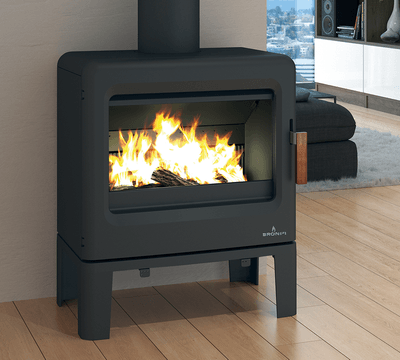 KAREN:丸みのあるデザインで取っ手は木製。サイズ:H624×W388×D397mm、薪の長さ:50cm、定格出力8kW