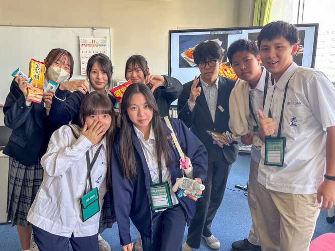 大阪信愛学院中学校と台湾光仁中学校の生徒による記念撮影