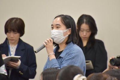 質問する学生