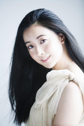 小林沙羅(C)Nippon Columbia