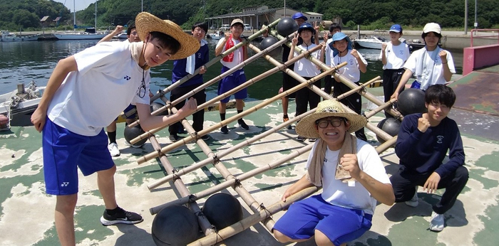 令和6年(2024年)8月に牡蠣筏型の「海のビオトープ」を作成した様子