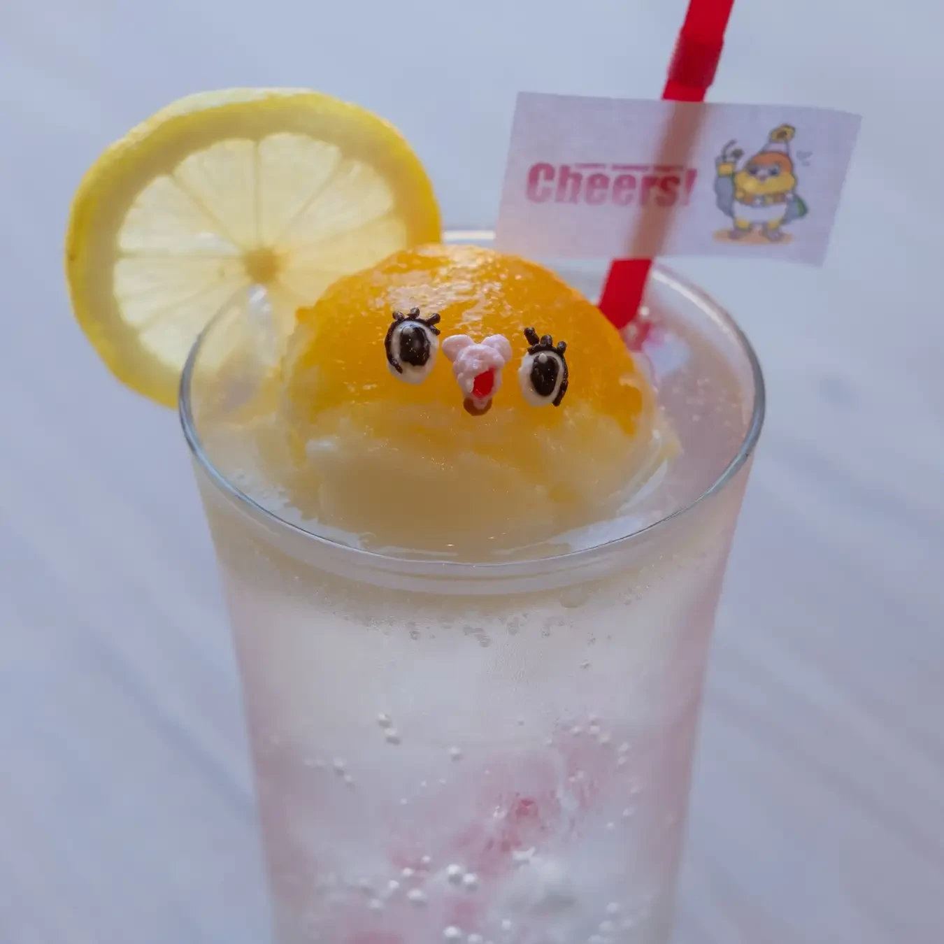 レモンのすっきりとした酸味が楽しめる、爽快なレモンスカッシュ♪こちらをじっと見つめるちゅけと一緒に、暑い夏を爽やかにお楽しみください。