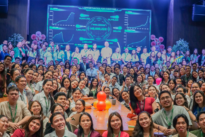 教師と一緒に祝賀パーティーを開催