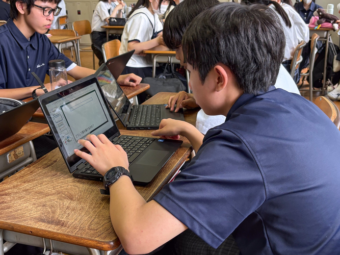 プレゼン内容を話し合い、スライドを作成する生徒たち