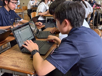 プレゼン内容を話し合い、スライドを作成する生徒たち